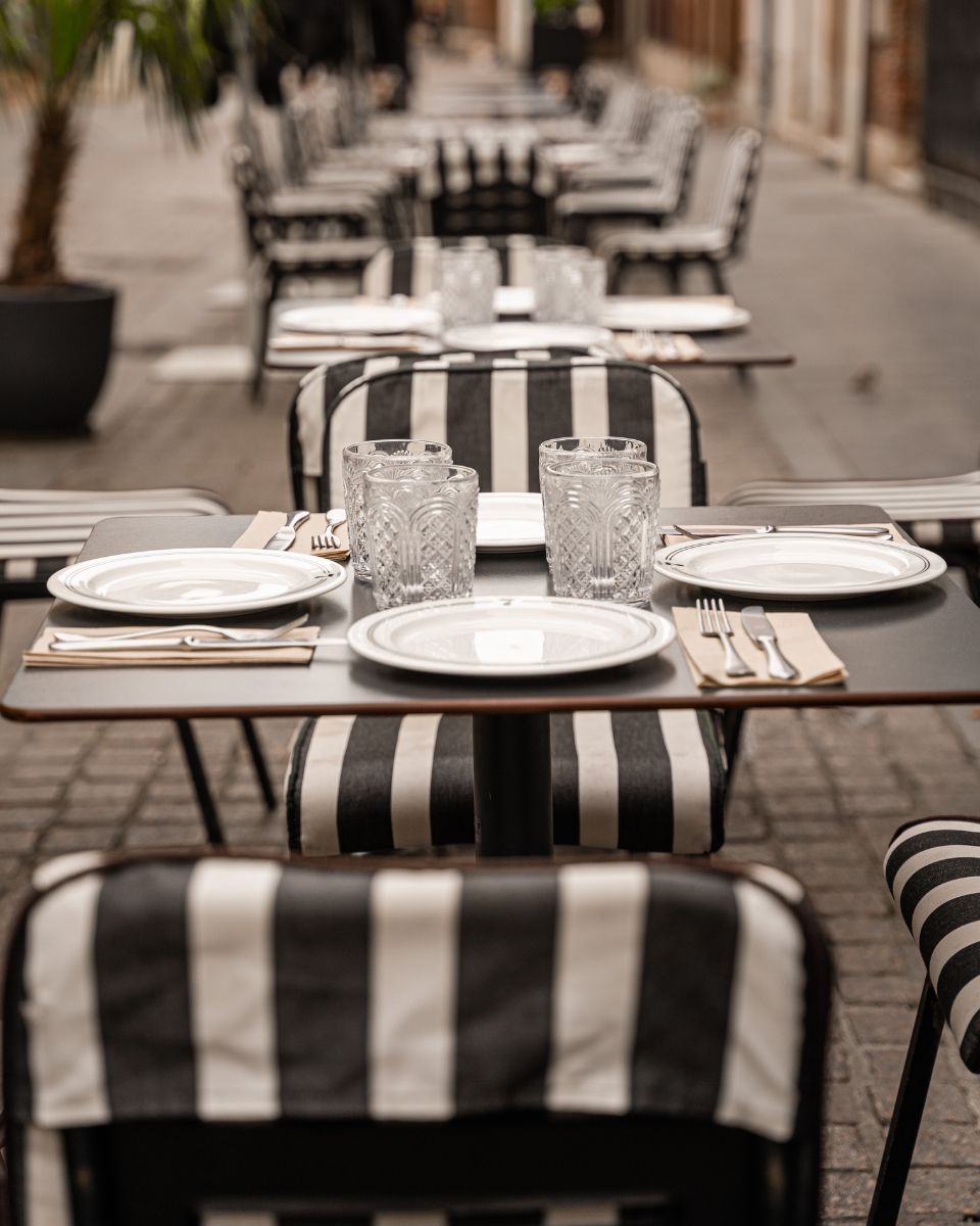 mesa terraza restaurante taberna 7 alcala