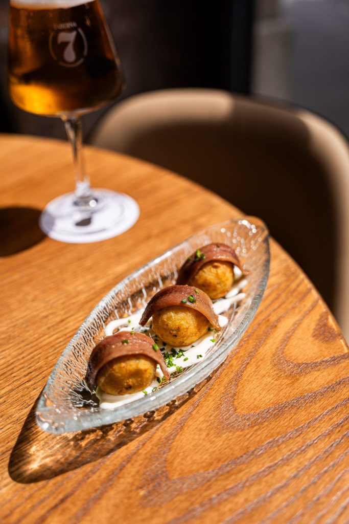 Buñuelo de bacalao y anchoa