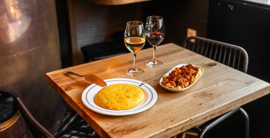 Maridaje de raciones y vinos para tus cenas navideñas en Alcalá